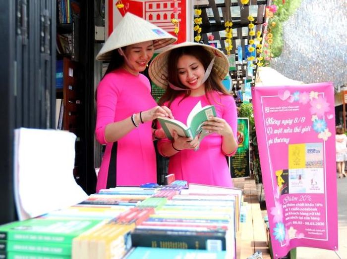 Khách tham quan, mua sách ưu đãi tại Đường sách thành phố nhân dịp Ngày Quốc tế phụ nữ 8/3. Ảnh: Thanh Vũ - TTXVN