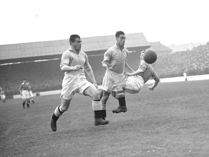 Trận đấu giữa Chelsea và Man City mùa 1937-38. Cuối mùa đó, Man City tụt hạng