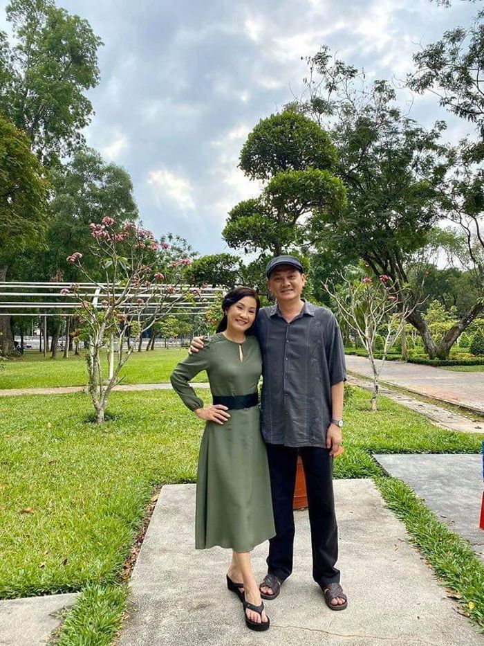 NSƯT Hữu Châu và nghệ sĩ Hồng Đào mới đây vừa có dịp diễn chung với nhau trong một bộ phim mới, ít ai biết rằng cả hai đã từng học chung lớp và có một tình bạn đẹp đến nay đã 30 năm.