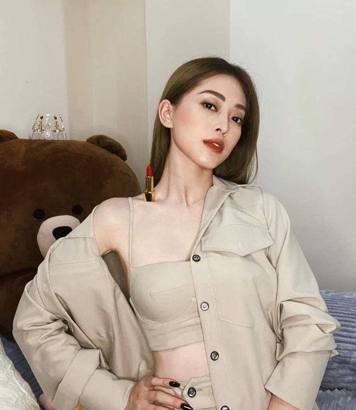Á hậu Phương Nga bắt kịp trào lưu đặt son môi lên xương quai xanh, người đẹp đăng dòng trạng thái: "Khuyến cáo: nên mặc đồ cùng màu son để rơi son thì cũng đỡ bẩn đồ nhé ạ".