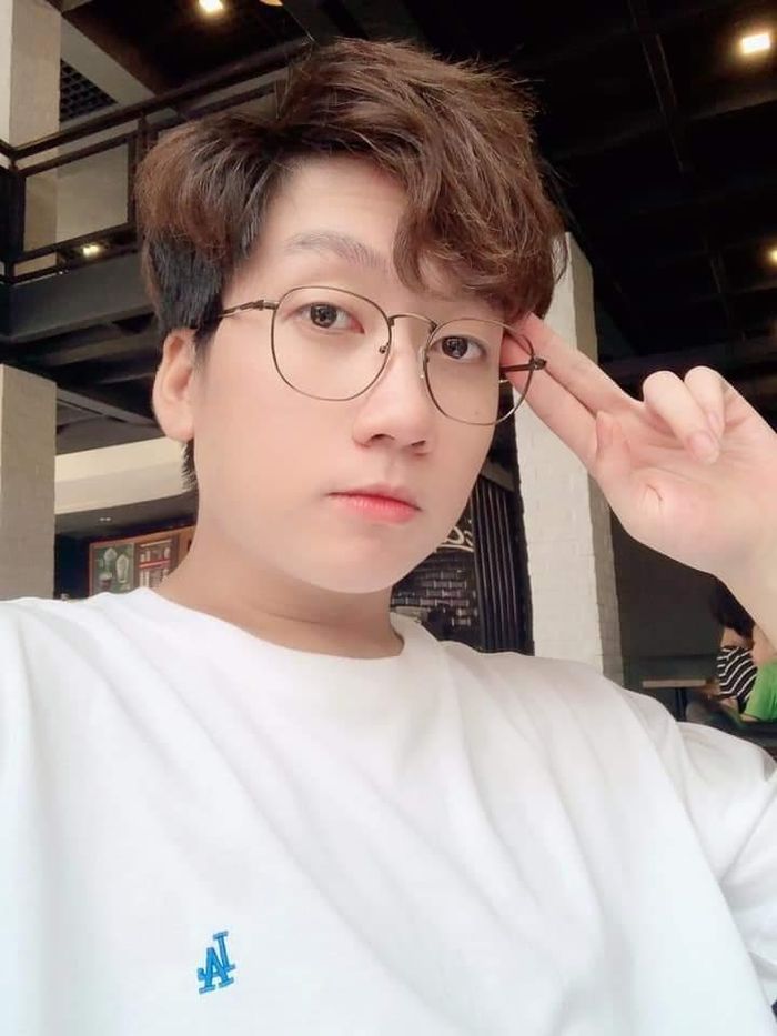 Phát La cũng đậm mùi ngôn tình không kém khi chia sẻ ảnh với dòng trạng thái khiến nhiều khán giả thích thú: "Bình minh là ở phía đông. Bình yên là ở phía anh đây nà".