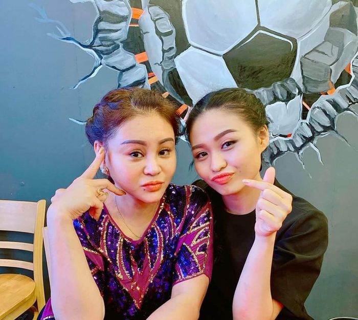 Lê Lộc nhí nhảnh khoe ảnh chụp cùng mẹ, mặc dù là hai mẹ con nhưng nghệ sĩ Lê Giang vẫn còn khá trẻ khi ngồi cạnh Lê Lộc.