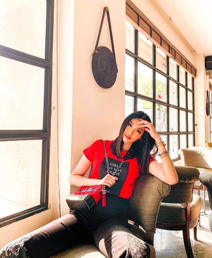 Mẹ bỉm sữa Lan Khuê tranh thủ sống ảo, cô viết: "Cuộc sống mà. Làm gì mình thấy vui thôi. Niềm vui của mình đơn giản lắm: mặc đẹp và có tấm hình sống ảo ngon lành. À giờ thêm 1 niềm vui nữa là mặc vừa quần cũ".