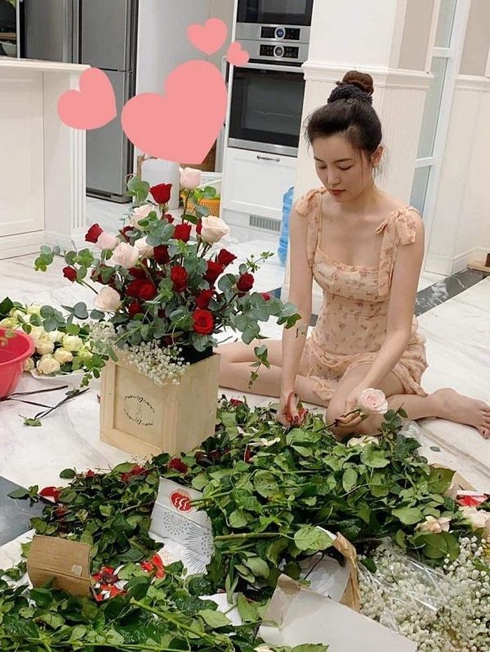 "Nữ hoàng sắc đẹp" Ngọc Duyên chăm chỉ cắm hoa trang trí nhà cửa, cô viết: "Cũng đam mê lắm ... nhưng mà không có năng khiếu thì làm thế nào".