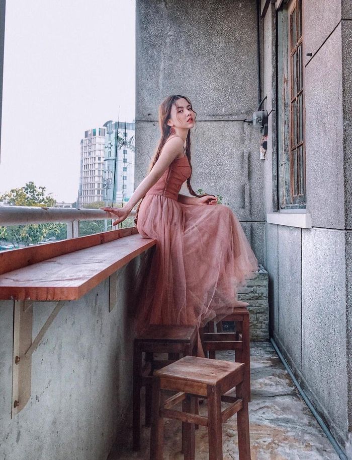 Buổi sáng là thời điểm lý tưởng để đến quán tận hưởng. Bạn có thể vừa nhâm nhi thức uống, vừa cảm nhận ánh sáng len qua ô cửa. Ngoài ra, điểm nhấn của tiệm còn là view ban công với không gian xanh rộng mở và view cửa sổ nhìn về hướng Bitexco khá thú vị. Ảnh: Dabaoconcept.