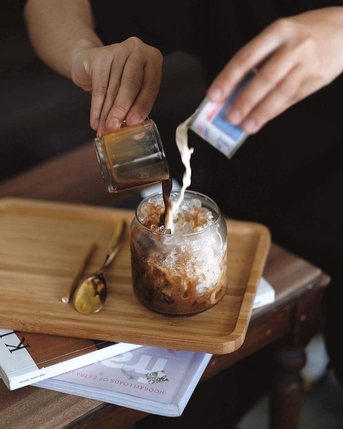 Nước uống trang trí đơn giản nhưng có sắc màu bắt mắt. Soda mix trái cây tươi, latte hay matcha đều mang đến cảm giác sảng khoái cho khách. Mức giá các loại đồ uống từ 40.000 đồng. Không gian này hứa hẹn là điểm hẹn lý tưởng cho giới trẻ Sài thành thỏa sức chụp ảnh và chill sau những giờ học tập, làm việc căng thẳng. Ảnh: Dabaoconcept.