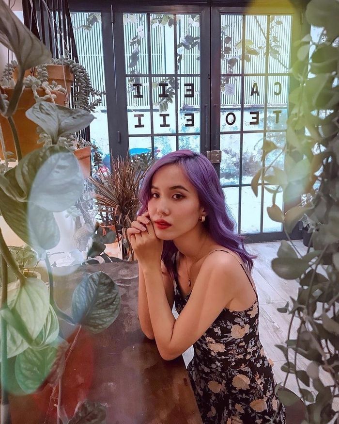 Ngày mát trời, bạn có thể đến đây tận hưởng không khí trong lành và check-in những shoot hình đời thường cuốn hút. Điểm trừ của quán là nằm trong hẻm nhỏ nên việc để xe còn khá bất tiện. Ảnh: Hoanghoabylan, Camilla.ngo.