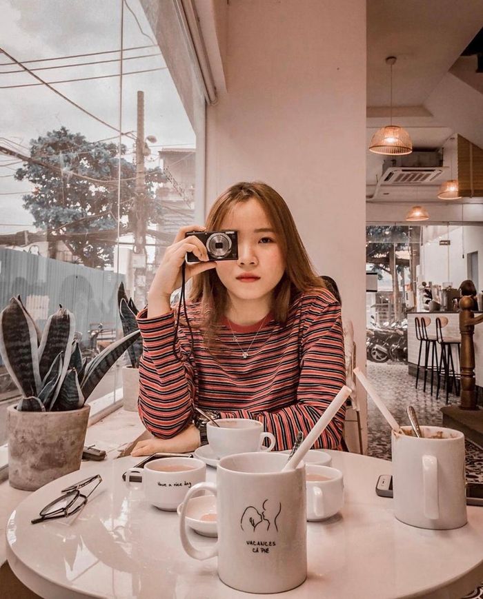 Ngoài view đẹp, tiệm còn chinh phục khách bởi những thức uống ngon và mức giá phải chăng chỉ từ 25.000-50.000 đồng. Trà vải hoa hồng thơm ngon, matcha chocolate béo ngậy là một trong những hương vị được ưa chuộng tại tiệm. Nước uống đựng trong lý sứ trắng đơn giản nhưng vẫn tạo cảm giác sang trọng và hài hòa. Bạn có thể chọn lựa một số loại bánh để nhâm nhi cùng trà. Ảnh: Eatwithcheesie, Jan06th.