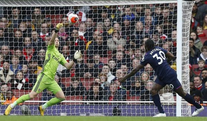 Antonio tung cú đánh đầu khó, nhưng chưa đủ hiểm để hạ gục Bernd Leno. Ảnh: Getty Images.