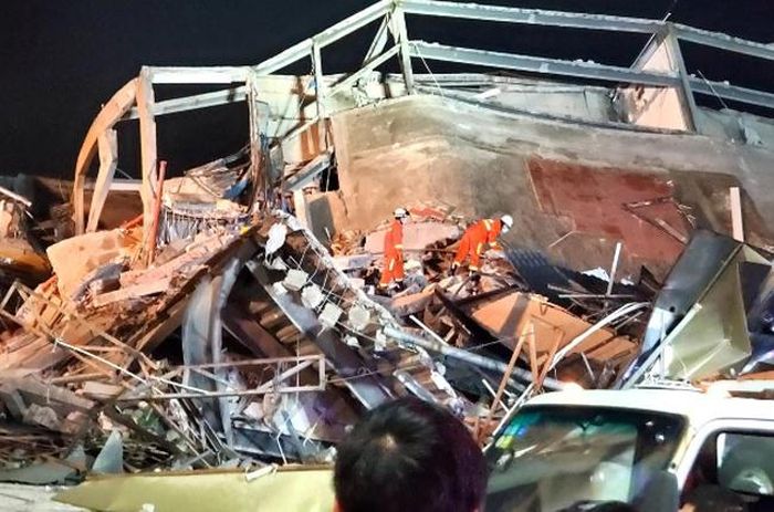 Đội cứu hộ đã nhanh chóng được triển khai ở hiện trường. Ảnh: Reuters