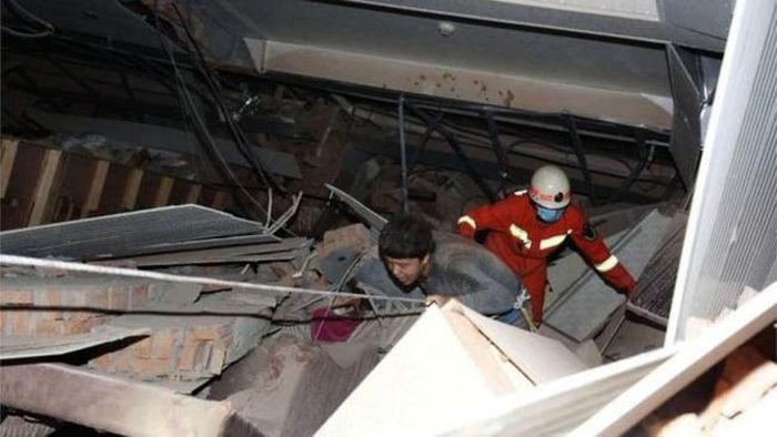Thời điểm xảy ra tai nạn có hàng chục người ở trong khách sạn Quanzhou Xinjia. Ảnh: EPA