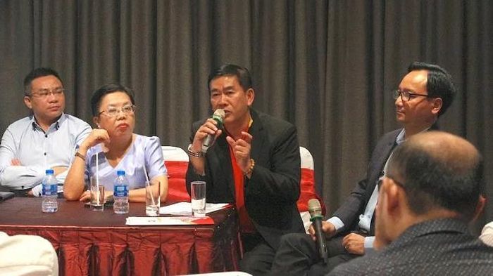 Ông Lữ Vincent Thế Hùng (áo đen ở giữa) - CEO Bách hóa Việt, đại diện ứng dụng GT Link