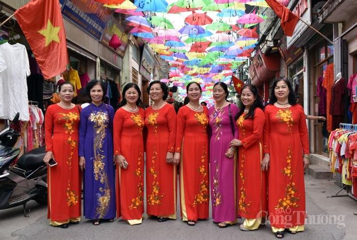 Trang phục áo dài không thể lẫn với bất cứ trang phục của quốc gia nào