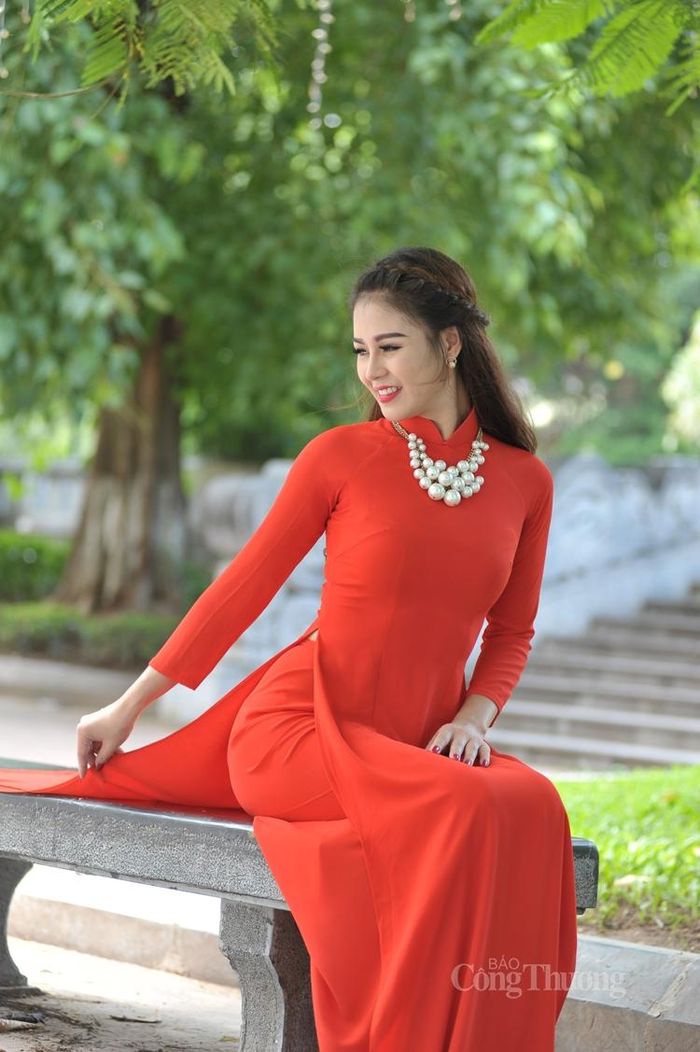 Phụ nữ Việt Nam duyên dáng, thanh lịch trong tà áo dài 