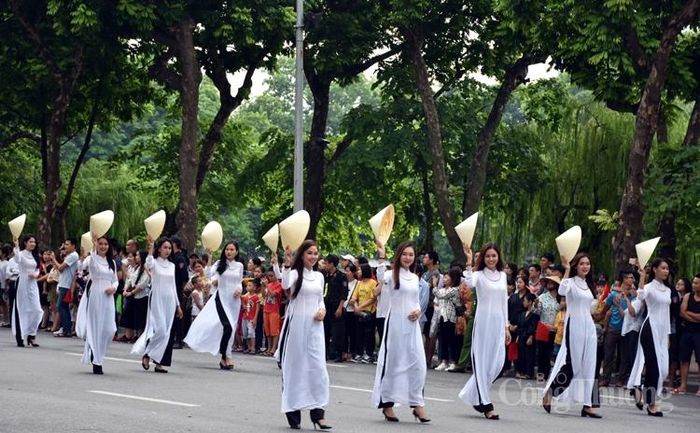 Áo dài thướt tha trên đường phố