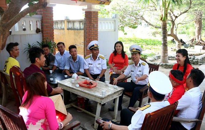 Sự xuất hiện của những “bông hoa” giúp cuộc sống trên đảo Song Tử Tây luôn đầy ắp tiếng cười.