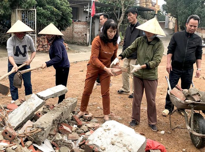 Bà Nguyễn Thị Tần (áo nâu) phát động, tham gia dọn dẹp đường làng ngõ xóm tại khu dân cư.