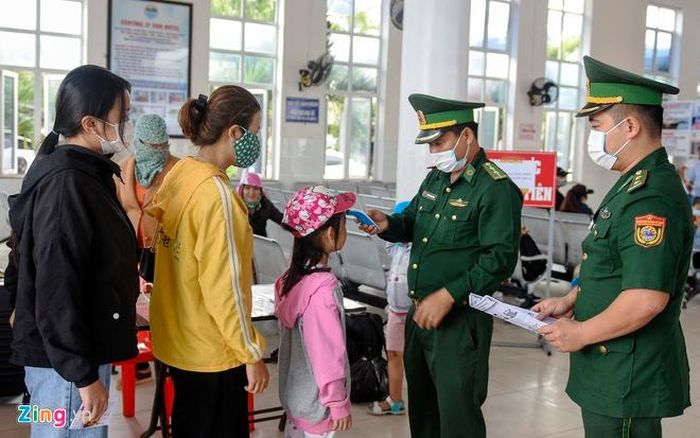 Trạm Biên phòng cửa khẩu cảng Sa Kỳ đo thân nhiệt cho người dân từ đất liền ra huyện đảo Lý Sơn. Ảnh: Minh Hoàng.