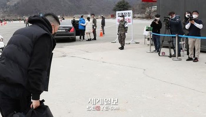  Seungri cúi đầu trong ngày nhập ngũ. Trong một bài báo hồi cuối tháng 2, cơ quan quản lý nhân lực quân sự Hàn Quốc (MMA) cho biết khi Seungri nhập ngũ, quyền phán quyết các cáo buộc sẽ được tòa án quân đội nắm giữ. Bên cạnh đó, MMA sẽ tích cực hợp tác với bên công tố để đưa ra các phán quyết công bằng dành cho cựu thành viên Big Bang. 