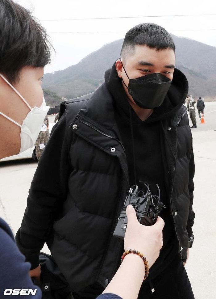  Seungri nhập ngũ theo diện toàn thời gian, phục vụ quân đội trong 18 tháng. Trước đó, nam ca sĩ từng đăng ký tham gia lực lượng cảnh sát - những người được thực hiện nghĩa vụ tại Seoul. Tuy nhiên, sau khi vướng vào bê bối nghiêm trọng hồi tháng 3/2019, Seungri đã thay đổi đơn đăng ký, quyết định đi lính tại ngũ. 