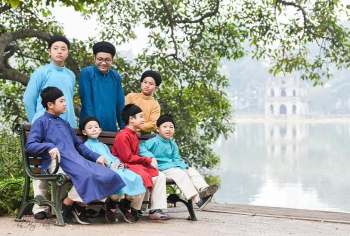 Áo dài ngũ thân do nghệ nhân may Đỗ Minh Tám (làng Trạch Xá, Ứng Hòa, HN) thực hiện. Ảnh: NSNA Phan Huy