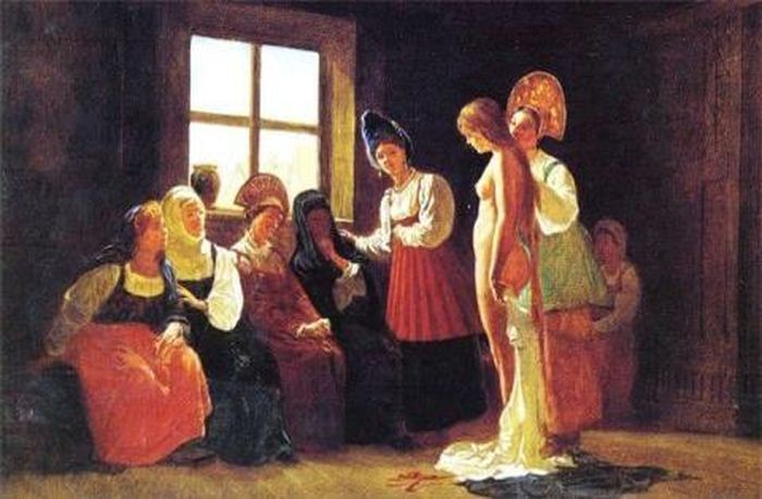 Các tiểu thư và các bà quản gia đang kiểm tra hình thể từng"thí sinh" 