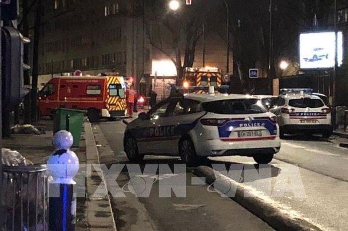 Cảnh sát được triển khai tại hiện trường vụ xả súng ở Paris, Pháp tối 8/3/2020. Ảnh: Actu17/TTXVN