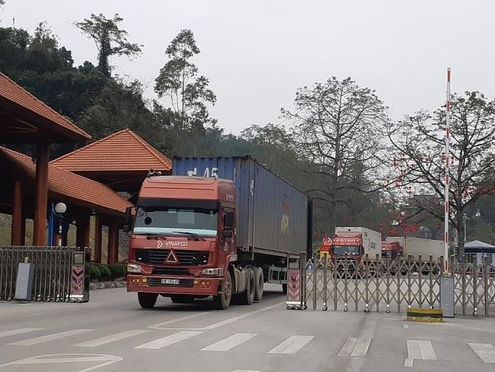 Tại một số cửa khẩu đã giải toảsố lượng lớn xe nông sản tồn