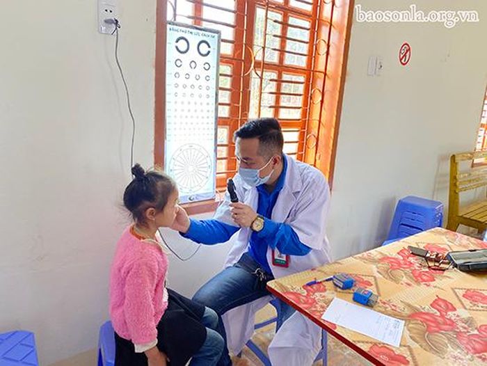 ĐVTN Chi đoàn Bệnh viện Đa khoa Cuộc Sống Sơn La khám mắt cho trẻ em trong bản Nà Ngần, xã Chiềng Ngần (Thành phố).
