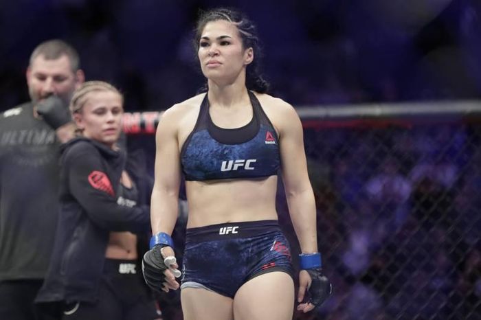 Rachael Ostovich bắt đầu sự nghiệp MMA nghiệp dư vào năm 2010. Trong ba năm tiếp theo, cô đã giành được kỷ lục MMA nghiệp dư với 6 trận bất bại. Vào tháng 1/2014, Ostovich có trận ra mắt trên sàn MMA chuyên nghiệp tại quê hương Hawaii.