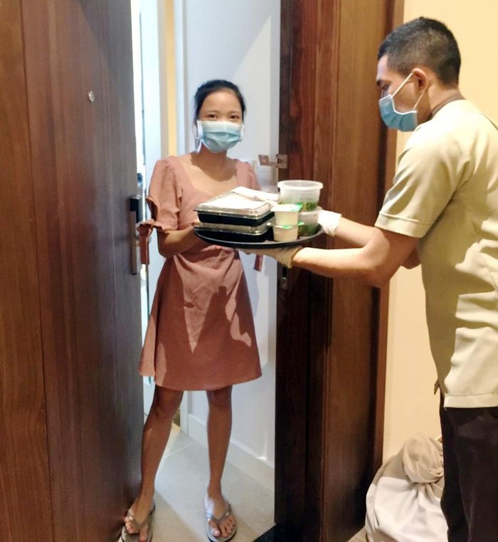 Thức ăn được mang đến từng phòng một cách cẩn thận