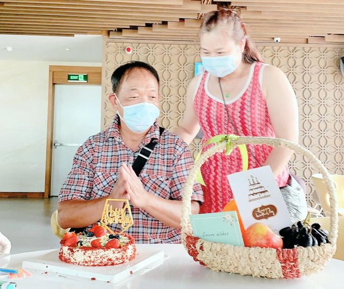 Nhóm người cách ly trong khách sạn cùng cán bộ, nhân viên tổ chức sinh nhật cho du khách nước ngoài.