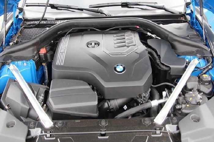 BMW Z4 sDrive30i được trang bị động cơ I4 tăng áp 2.0L, cho ra công suất 255 mã lực và mô men xoắn cực đại 400 Nm; cung cấp sức mạnh vận hành đầy ấn tượng mà không xuất hiện bất cứ hiện tượng “trễ” nào. Đi kèm là hộp số tự động 8 cấp ZF, đem đến khả năng tăng tốc 0 - 100 km/h đáng kinh ngạc với khoảng thời gian là 5.2 giây.