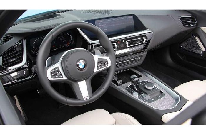 Ở bảng điều khiển trung tâm cùng cửa xe Z4 vẫn còn một số chi tiết ốp nhựa, nhưng trông vẫn khá phù hợp với tổng thể thiết kế khoang nội thất.