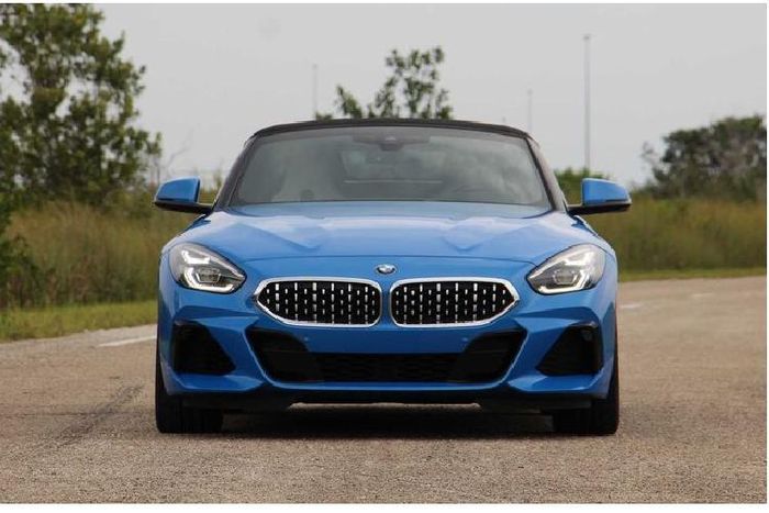 Nhìn chung, chiếc BMW Z4 sDrive30i mới mang lại vẻ sắc nét và năng động ở mọi góc nhìn, đặc biệt là trong màu sơn Misano Blue cùng bộ mâm M Sport kích cỡ 19 inch. Chi tiết hốc gió màu đen ngang hông, nằm ngay phía sau bánh trước càng làm tôn lên vẻ đẹp thể thao cho Z4.