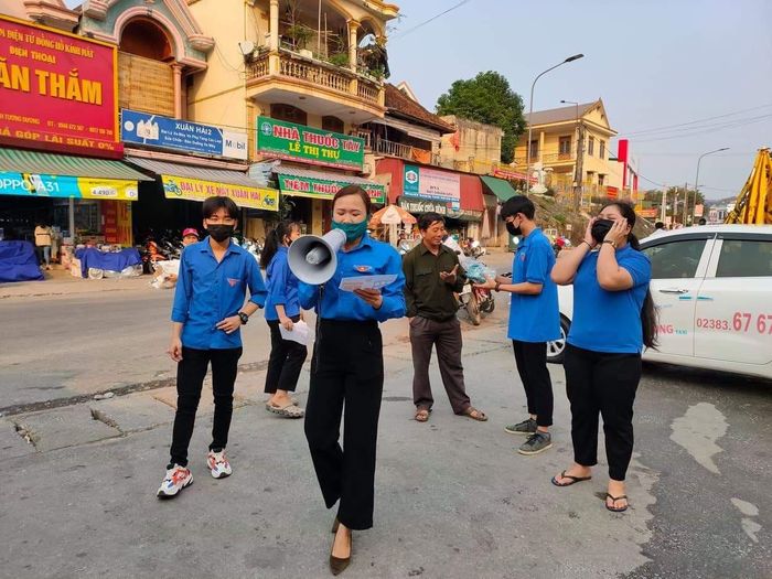 Dùng loa đi tuyên truyền cho người dân