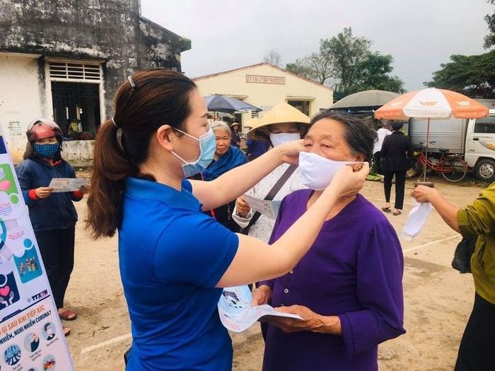 Ra chợ tuyên truyền, phát khẩu trang y tế cho người dân