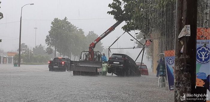 Xe cứu hộ chạy hết công suất trong đợt ngập lụt lịch sử vào cuối tháng 10/2019. Ảnh tư liệu Lâm Tùng