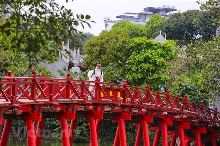 Khu vực cầu Thê Húc, một điểm tham quan nổi tiếng được tiến hành khử trùng cẩn thận. (Ảnh: Minh Sơn/Vietnam+)