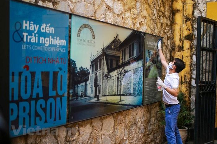Trước đó, qua trích xuất camera tại Di tích nhà tù Hỏa Lò thấy sáng 2/3, hai du khách đã đến Di tích Hỏa Lò. Trong thời gian này di tích có 15 khách lẻ, đội ngũ cán bộ, nhân viên có 3 vị trí tiếp xúc trực tiếp là quầy bán vé, soát vé, lễ tân phục vụ. Các nhân viên này tự giác xin được cách ly nhà. (Ảnh: Minh Sơn/Vietnam+)