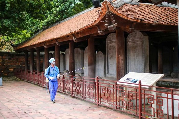 Tại khu di tích Văn Miếu - Quốc Tử Giám cũng đã dán thông báo tạm dừng đón khách tham quan nhằm phục vụ công tác vệ sinh, khử trùng các khu vực tại di tích theo hướng dẫn của Bộ Y tế. (Ảnh: Minh Sơn/Vietnam+)