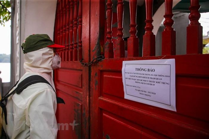 Di tích đền Ngọc Sơn mỗi ngày đón hàng ngàn du khách trong và ngoài nước cũng tạm dừng mở cửa để tiến hành khử khuẩn. (Ảnh: Minh Sơn/Vietnam+)