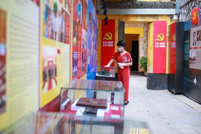 Di tích Nhà tù Hỏa Lò cũng đã tạm thời dừng đón khách từ 13 giờ ngày 9/3 do có 2 du khách người Anh đi cùng chuyến bay VN0054 (có người dương tính với SARS-CoV-2) đã tới tham quan. (Ảnh: Minh Sơn/Vietnam+)