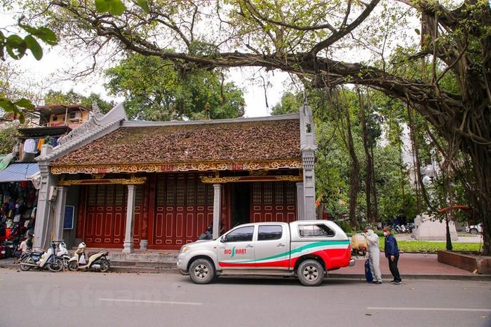 Cũng trong chiều 10/3, quận Hoàn Kiến cũng tiến hành phun khử trùng các di tích trên địa bàn quận như đền Bà Kiệu, di tích Nhà số 5D Hàm Long, đền Ngọc Sơn, đền Vua Lê Thái Tổ,... (Ảnh: Minh Sơn/Vietnam+)