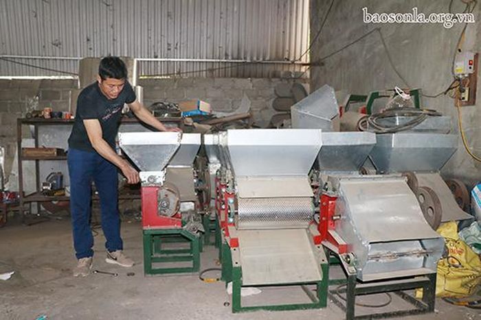 Anh Phạm Văn Kiên bên chiếc máy tách vỏ cà phê.
