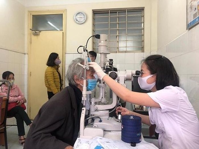Khám mắt tại Bệnh viện Mắt trung ương.