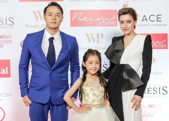 Chanya McClory sinh ngày 25/11/1994. Cô là diễn viên mang dòng máu Anh, Trung Quốc và Thái Lan. McClory trở nên nổi tiếng từ khi đóng tác phẩm truyền hình The Stranded, The Deadline, Duang Jai Pisuth... 9X được khen ngợi diễn xuất đa dạng, biến hóa và có chiều sâu.