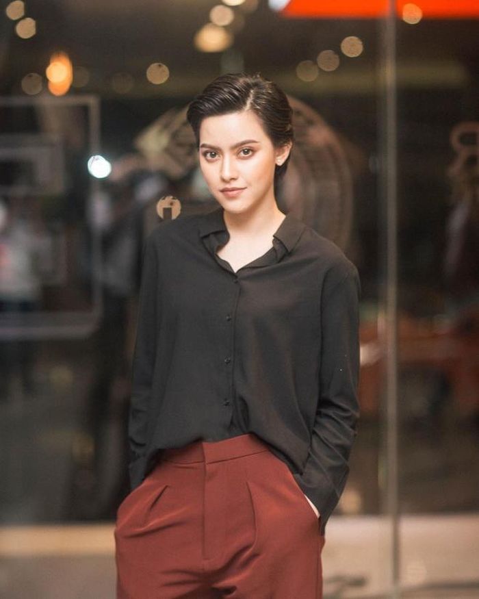 Với nhan sắc lai xinh đẹp, cuốn hút, ngoại hình cá tính, Chanya McClory thường xuyên trưng diện những trang phục theo phong cách unisex. Không chỉ đóng phim, người đẹp 9X còn làm mẫu ảnh, xuất hiện trên hàng ghế đầu các show thời trang.