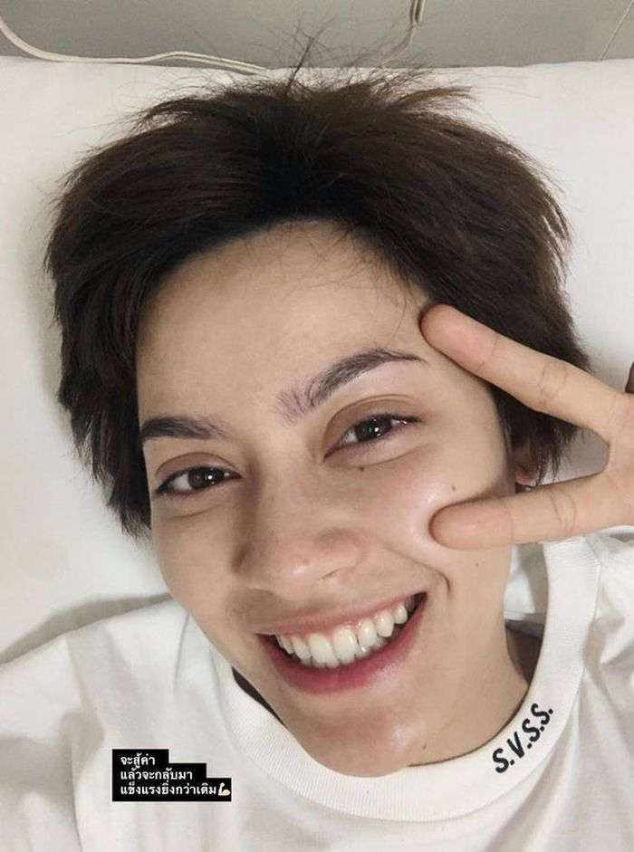 Chanya McClory nói cô đang suy nghĩ tích cực, lạc quan để chống chọi với bệnh tật. Nữ diễn viên đăng kèm trạng thái một bức ảnh cô nằm trên giường bệnh, miệng mỉm cười vui vẻ.