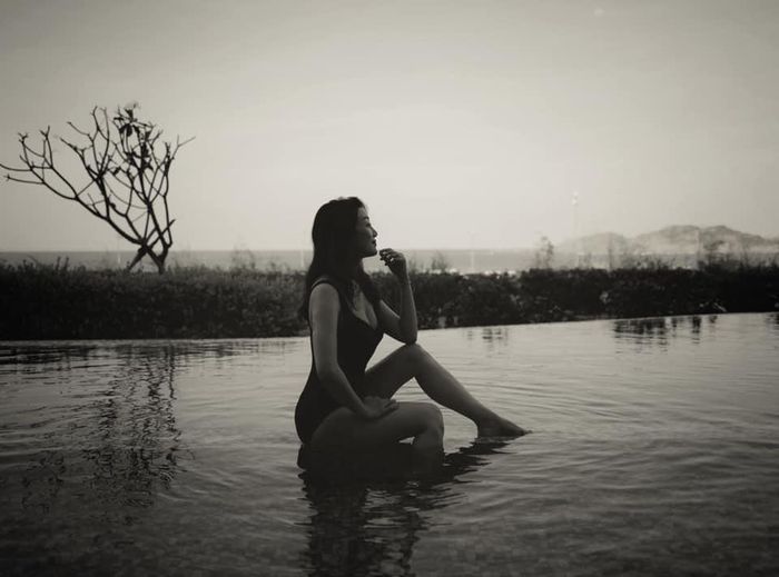 Cô rất thích chụp những bộ hình bikini theo phong cách đen trắng. 